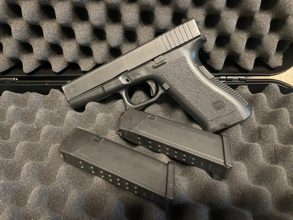 GLOCK 17 GEN. 1 - 9MM LUGER - MIT 2 MAGAZINEN + PUFFERPATRONE